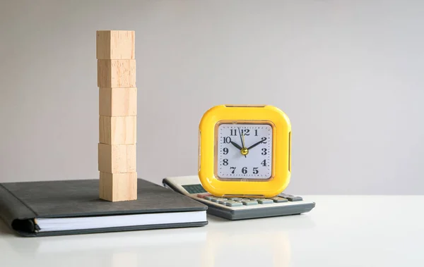 六块空白的木制方块堆在笔记本上 旁边有计算器和时钟 商业概念的免费文本和模板 — 图库照片