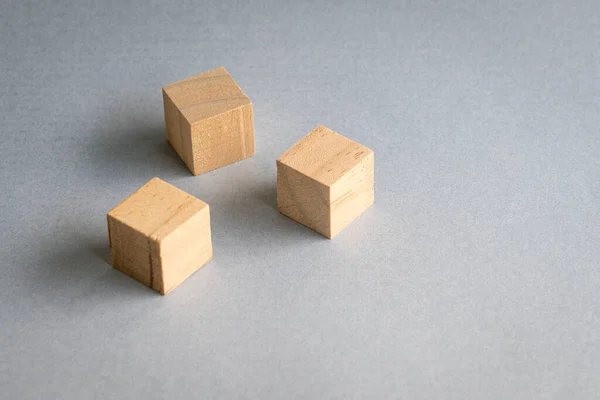 Tres Cubos Madera Blanco Sobre Mesa Texto Libre Espacio Copia —  Fotos de Stock