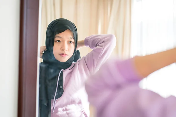 Reflection Wall Mirror Muslim Woman Wearing Her Head Scarf — Stock Photo, Image