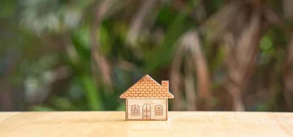 Miniature Wood House Top Table Green Nature Background Copy Space — Stock Photo, Image