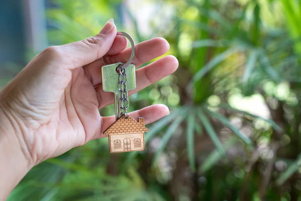 Hand Holding House Key Palm Tree Nature Background Home Ownership — Stock Photo, Image