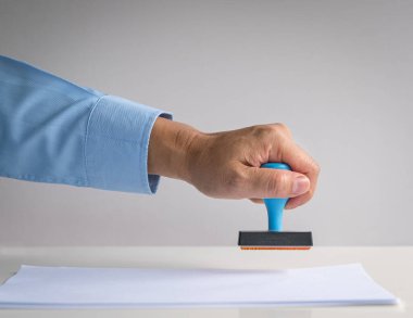 Lastik damga, kağıt üzerinde el baskısı. Onaylanmış veya gösterim kavramı.