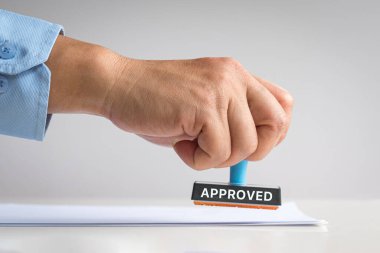 Onaylanmış noter damgası. Adamın eli belgeye basıyor.