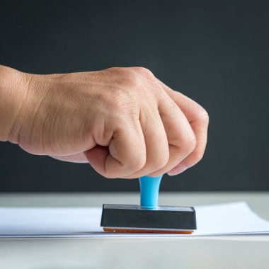 Lastik damga, kağıt üzerinde el baskısı. Onaylanmış veya gösterim kavramı.