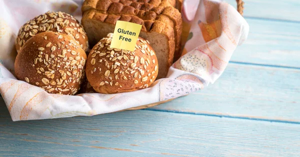 Glutenfri Etikett Korg Med Nybakat Bröd Och Bullar Kopiera Utrymme — Stockfoto