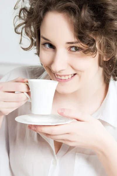 Hermosa chica bebe café por la mañana — Foto de Stock