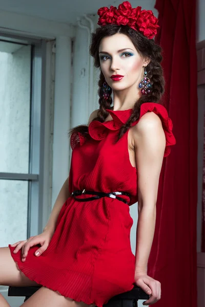 Krásná mladá dívka v červených šatech — Stock fotografie