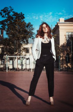 güzel şık bir kız ile oyun alanı üzerinde güçlü bir görünüm