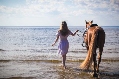 güzel sarışın kadın ve at