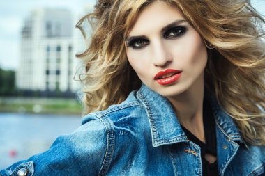 bir motosiklet üzerinde seksi şık kadın