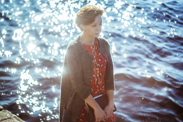 Charmante Dame mit roten Haaren auf dem Hintergrund des Flusses — Stockfoto