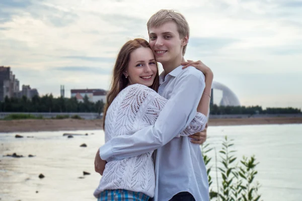 Söt flicka och pojke tillsammans på stranden — Stockfoto