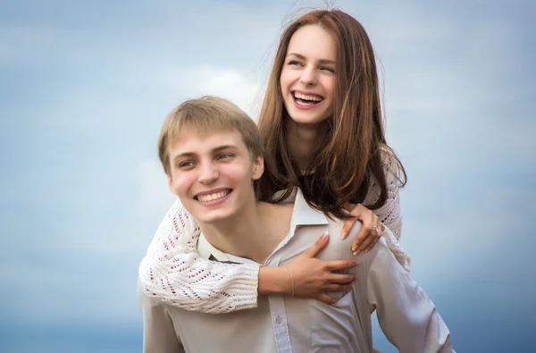 Doce menina e menino juntos na praia — Fotografia de Stock