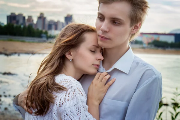 Doce menina e menino juntos na praia — Fotografia de Stock