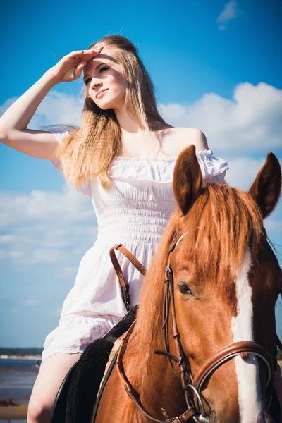Krásná blonďatá žena a kůň — Stock fotografie