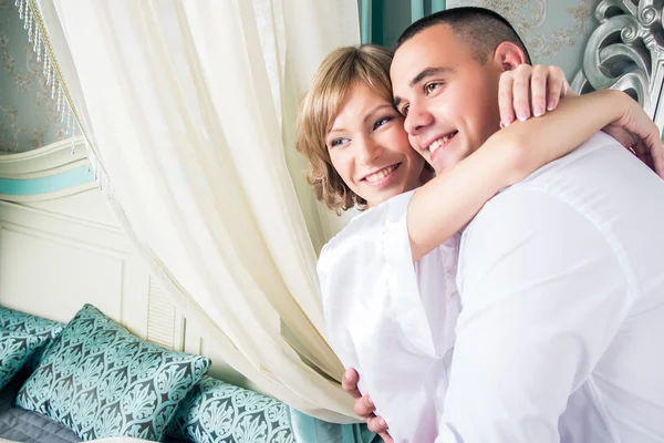 Retrato de jovem casal sorrindo e feliz — Fotografia de Stock