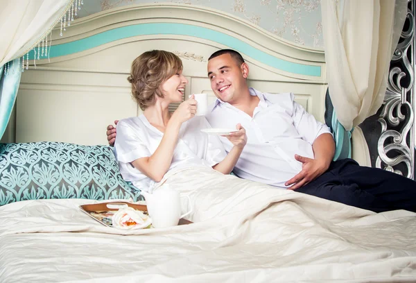 Jovem casal tomando café da manhã em uma manhã — Fotografia de Stock