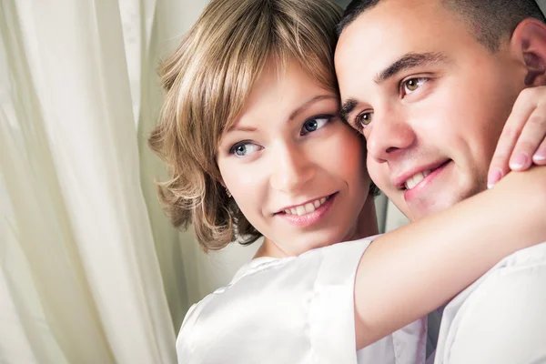 Retrato de jovem casal sorrindo e feliz — Fotografia de Stock