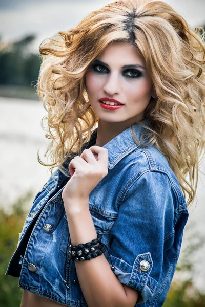 Rock makyaj ve saç modeli ile genç seksi kadın portresi — Stok fotoğraf