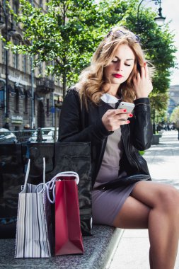 zarif bayan çanta ve cep telefonu