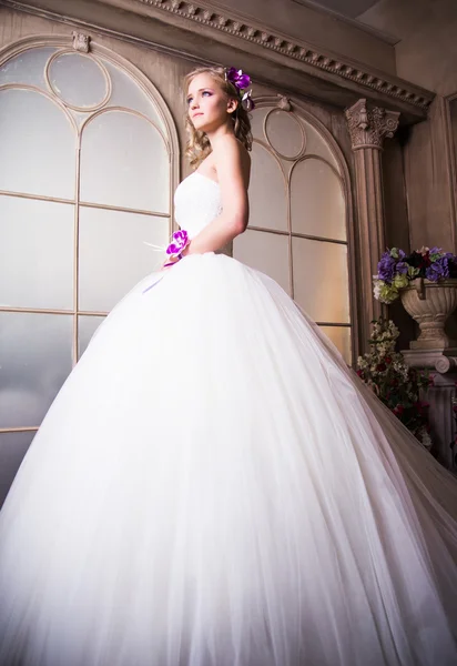 Linda noiva loira em um vestido de casamento luxuoso no interior — Fotografia de Stock