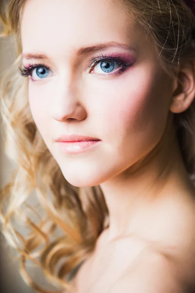Close-up portrait of beautiful blonde bride model — Stock Photo, Image