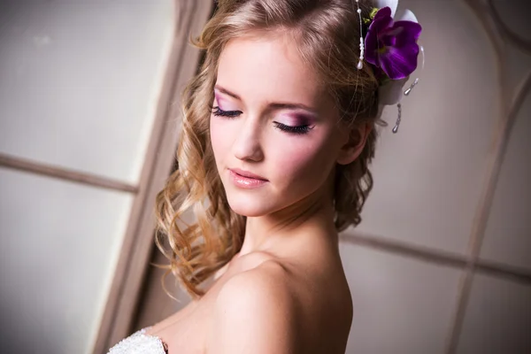 Närbild porträtt av vacker blond brud modell — Stockfoto