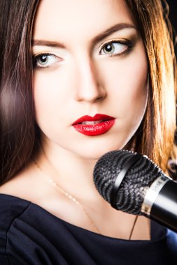 yakın çekim mikrofon ile güzel zarif bir kadın portresi