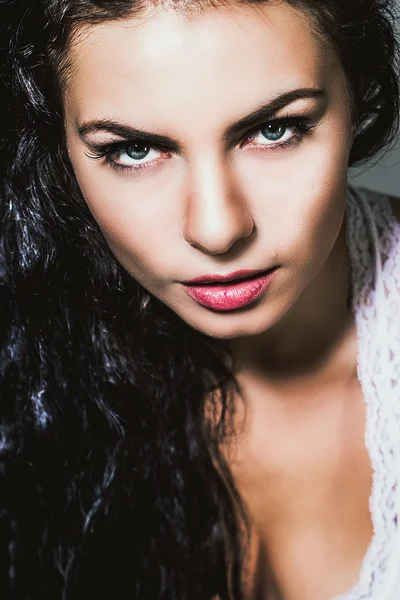 Close-up portret van hete brunette jonge vrouw met demonische look — Stockfoto