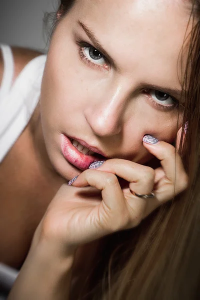 Retrato de cerca de una mujer joven con maquillaje de noche, cabello largo y rubio y aspecto fuerte —  Fotos de Stock