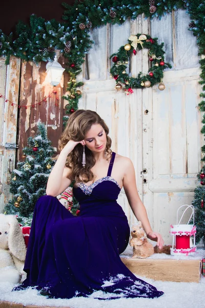 Retrato de cerca de la hermosa mujer joven elegante en hermoso vestido de noche sobre fondo de Navidad . —  Fotos de Stock