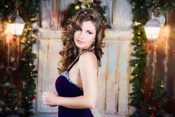 Close-up portret van mooie elegante jonge vrouw in prachtige avondjurk over Kerstmis achtergrond. — Stockfoto