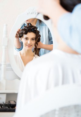 bir ayna yansıması içinde güzel bir gelin hazırlanması