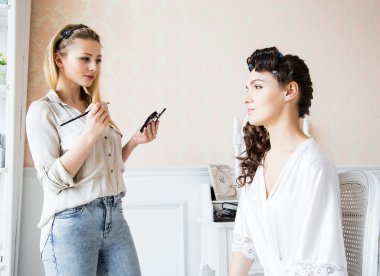 Makyöz güzel gelin tören için bir sabah hazırlanıyor.