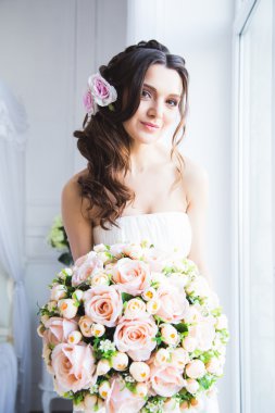 güzel gelin model bir sabah ışık odada mükemmel makyaj ve saç stili ile portresi