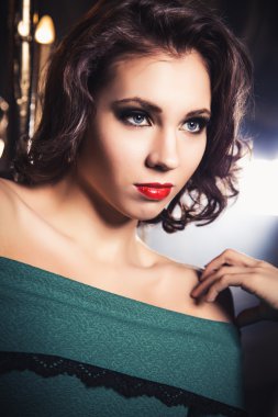 İçerideki göz alıcı seksi genç kadının portresi.