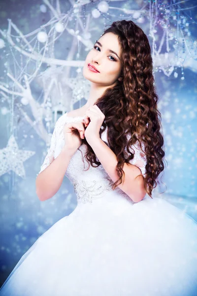 Piękna panna młoda brunetka w luksusowy suknia ślubna w stylu wnętrza, zima — Zdjęcie stockowe