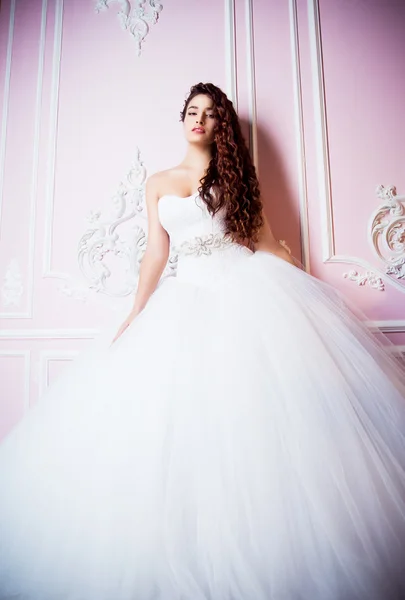 Foto glamourosa de uma bela noiva morena em um vestido de casamento luxuoso — Fotografia de Stock