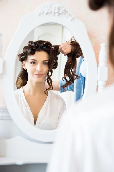 Vorbereitung der schönen Braut im Spiegelbild eines Spiegels — Stockfoto