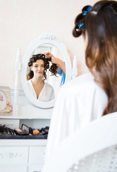 La preparación de la novia hermosa en el reflejo del espejo — Foto de Stock