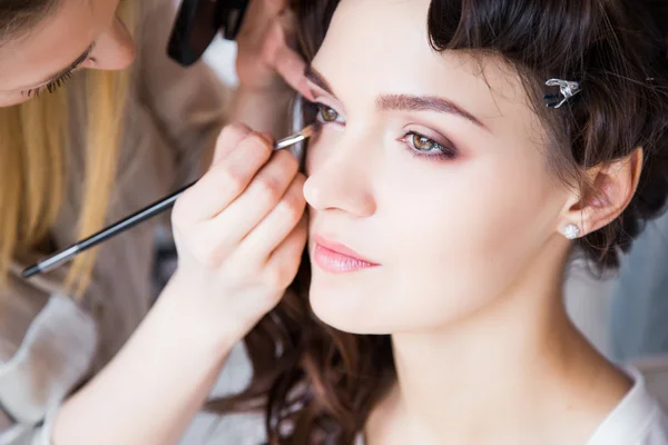 Maquillaje artista preparando hermosa novia para la ceremonia en una mañana —  Fotos de Stock