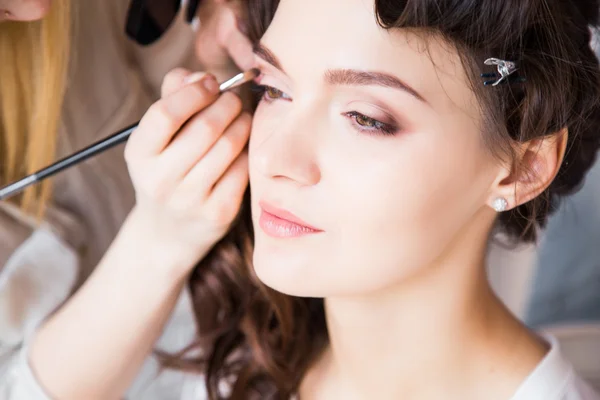 Maquillaje artista preparando hermosa novia para la ceremonia en una mañana —  Fotos de Stock