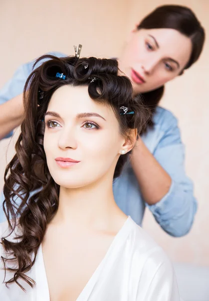 Peluquero preparando hermosa novia antes de la boda en una mañana —  Fotos de Stock