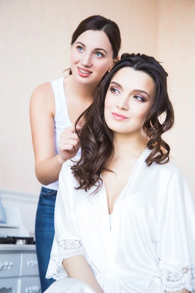 Peluquero preparando hermosa novia antes de la boda en una mañana — Foto de Stock