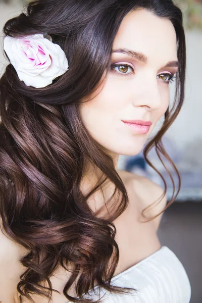 Retrato de modelo de novia hermosa con maquillaje perfecto y estilo de pelo en la habitación de luz en una mañana — Foto de Stock