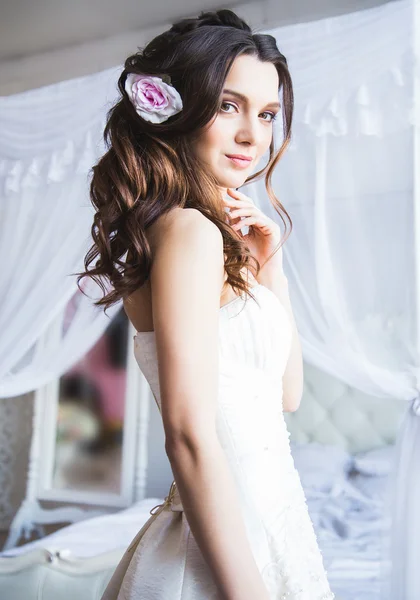 Gyönyörű menyasszony modell könnyű szoba, a reggeli tökéletes smink és haj stílus portréja — Stock Fotó