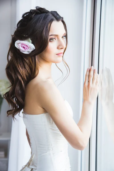 Retrato de modelo de noiva bonita com maquiagem perfeita e estilo de cabelo na sala de luz em uma manhã — Fotografia de Stock