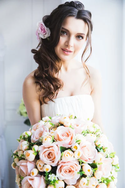 Retrato de modelo de novia hermosa con maquillaje perfecto y estilo de pelo en la habitación de luz en una mañana — Foto de Stock