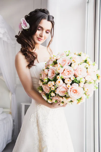 Retrato de modelo de novia hermosa con maquillaje perfecto y estilo de pelo en la habitación de luz en una mañana —  Fotos de Stock