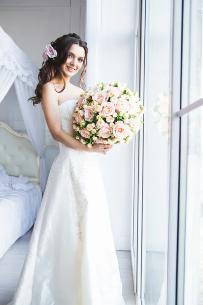 Portrait of beautiful bride model with perfect makeup and hair style in light room in a morning — Stock Photo, Image